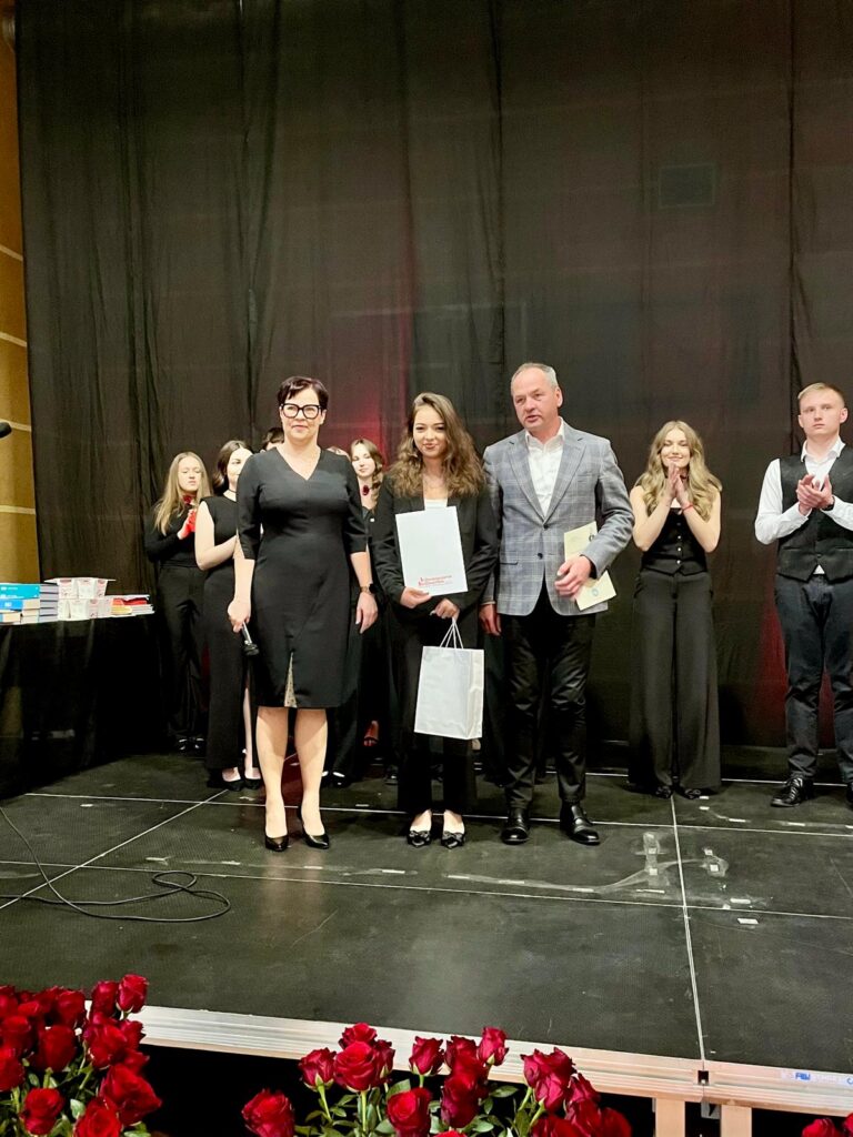 zdjęcie przedstawia grupę osób