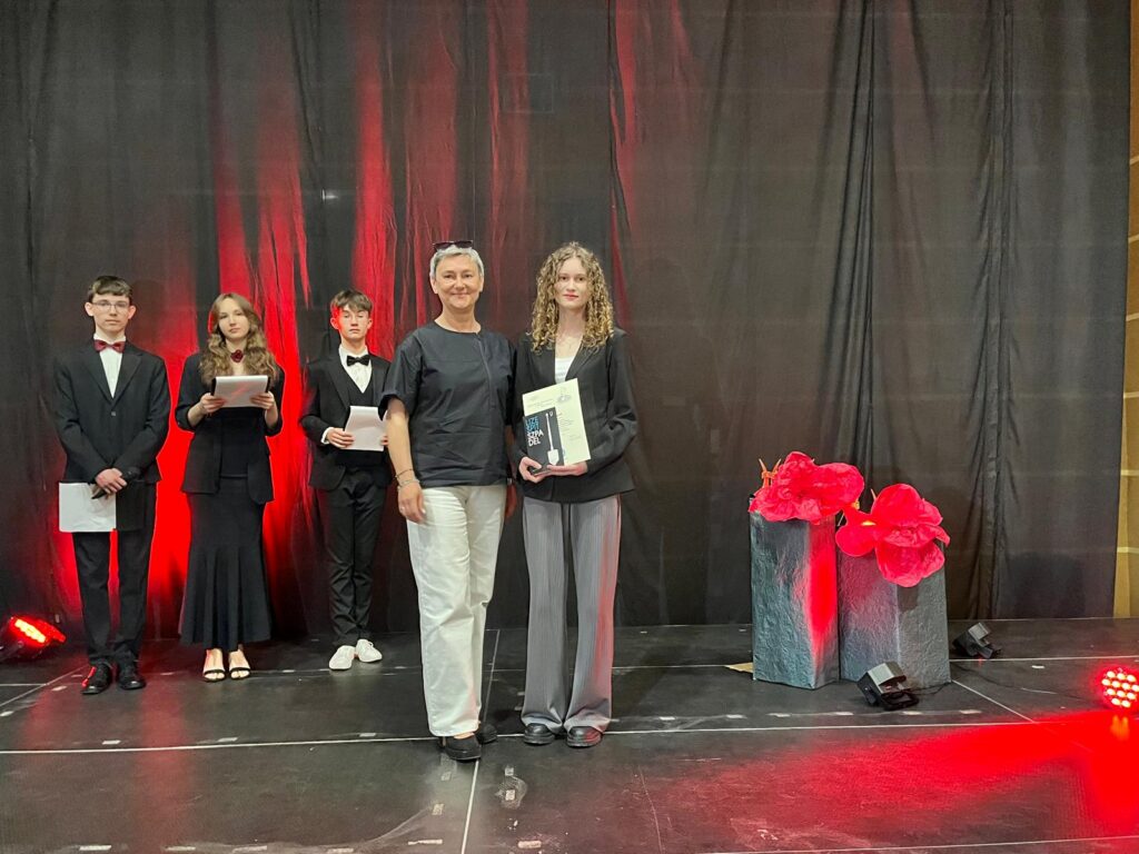 zdjęcie przedstawia grupę osób