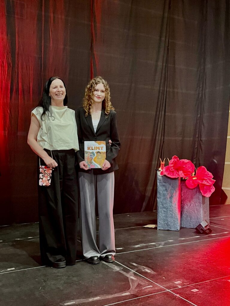 zdjęcie przedstawia grupę osób