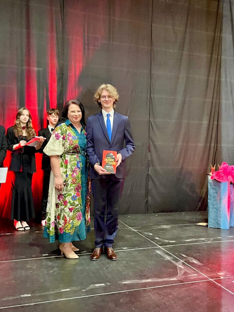 zdjęcie przedstawia grupę osób