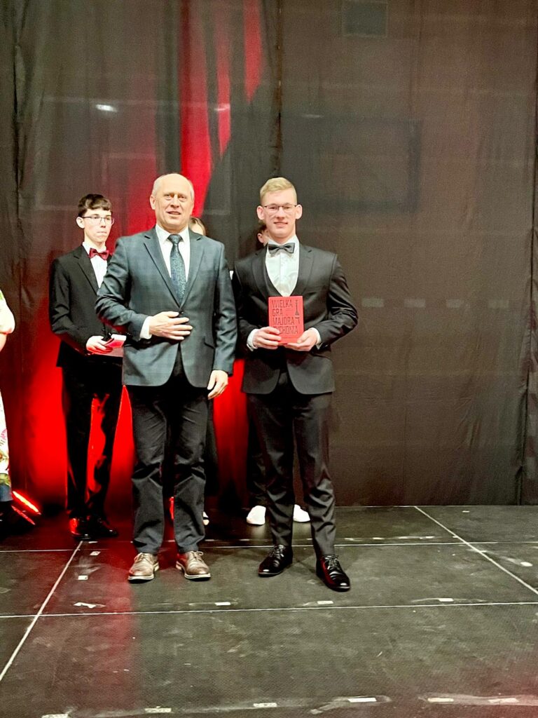 zdjęcie przedstawia grupę osób