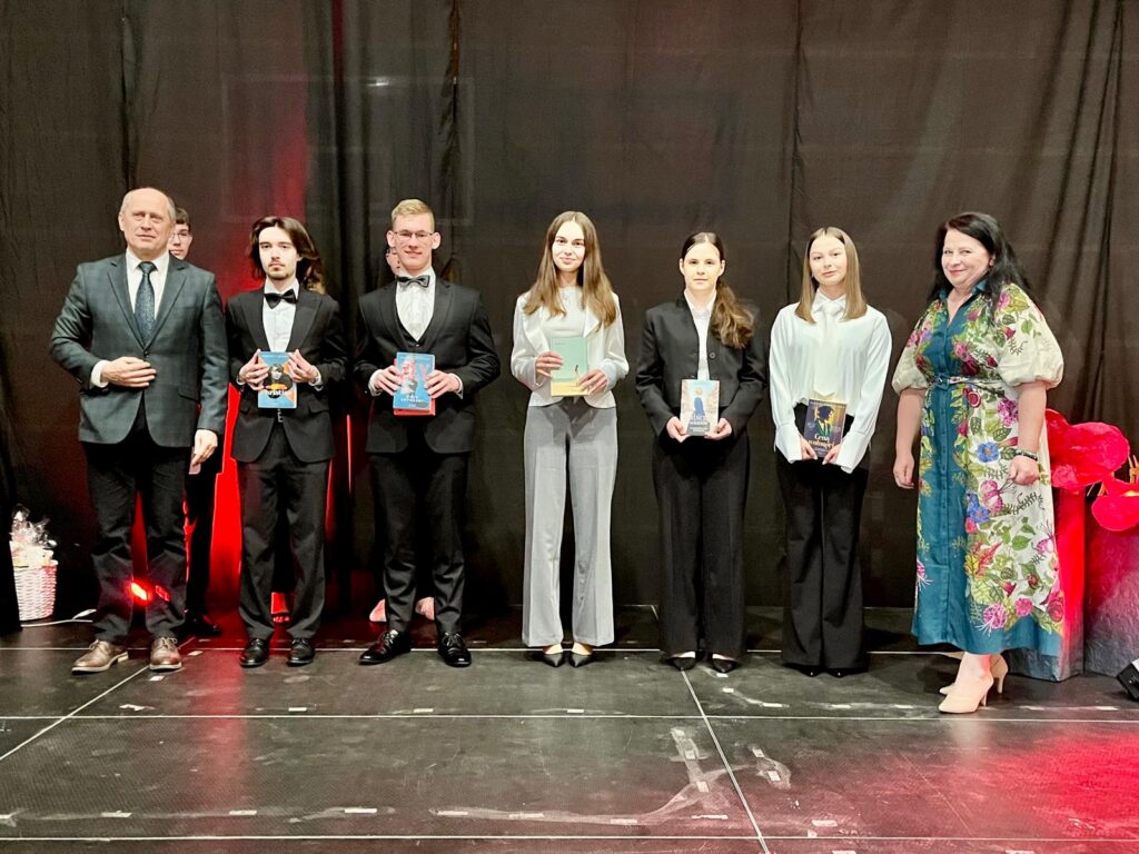 zdjęcie przedstawia grupę osób