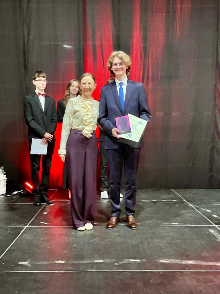 zdjęcie przedstawia grupę osób