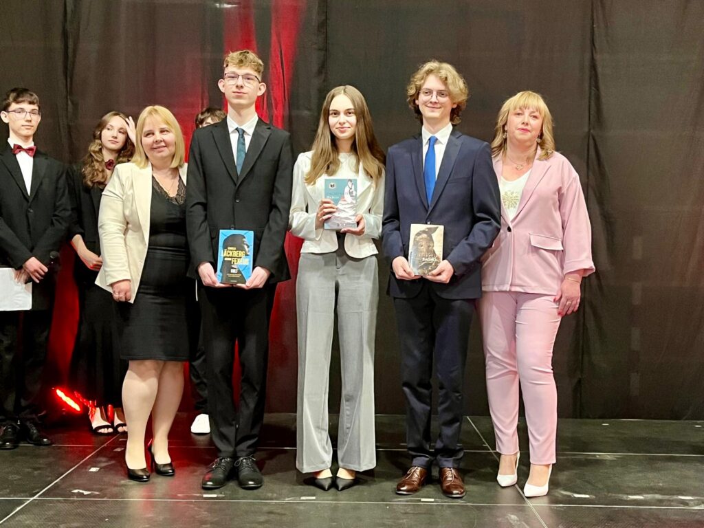 zdjęcie przedstawia grupę osób