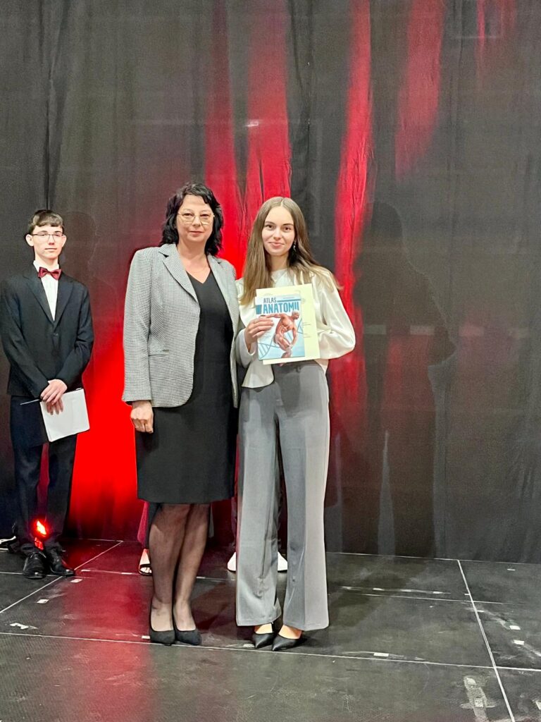 zdjęcie przedstawia grupę osób