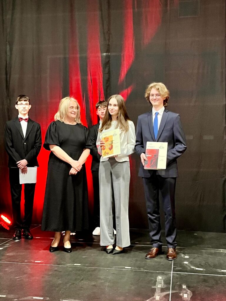 zdjęcie przedstawia grupę osób