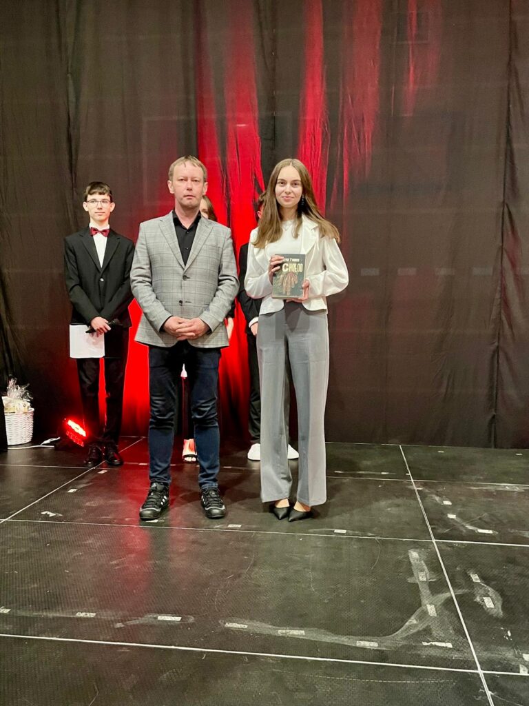 zdjęcie przedstawia grupę osób