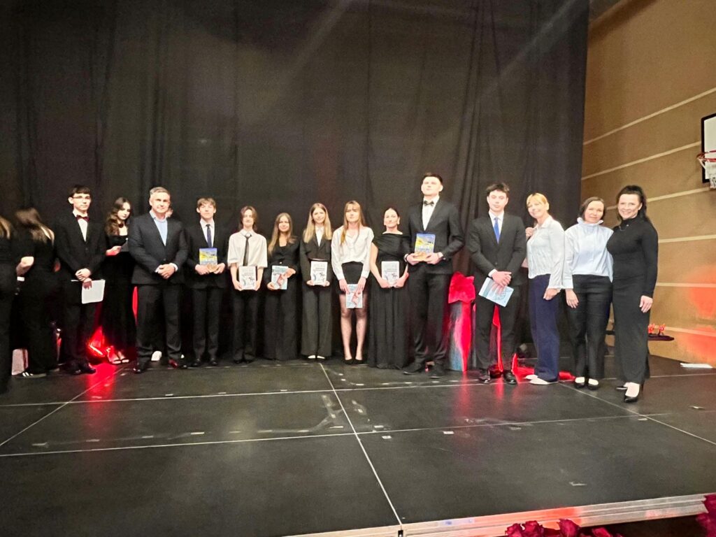 zdjęcie przedstawia grupę osób