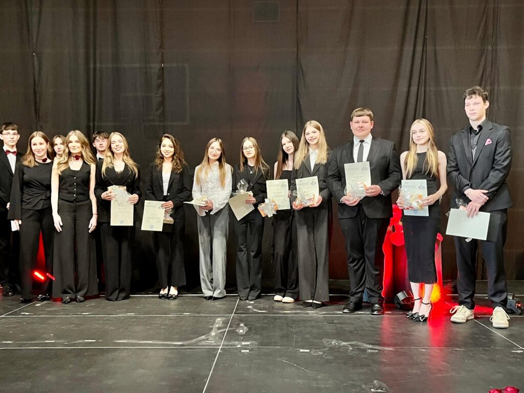 zdjęcie przedstawia grupę osób