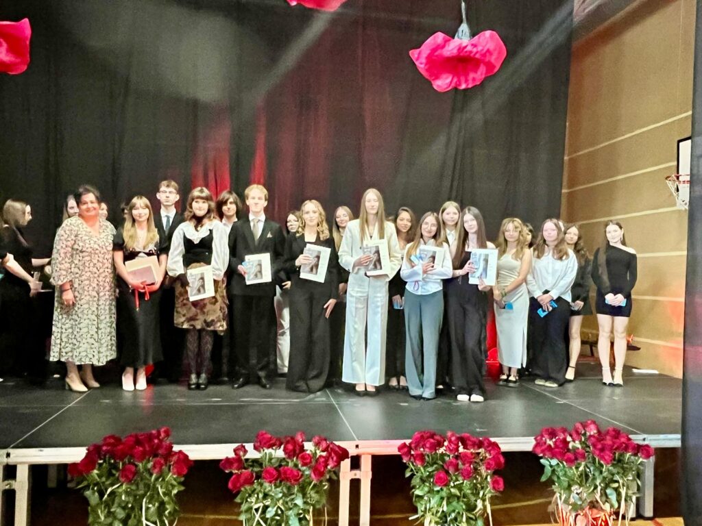 zdjęcie przedstawia grupę osób