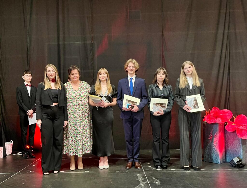 zdjęcie przedstawia grupę osób