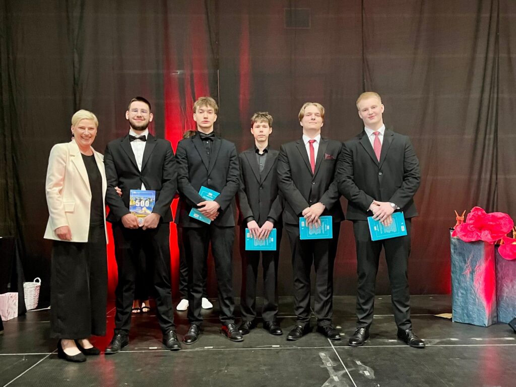 zdjęcie przedstawia grupę osób