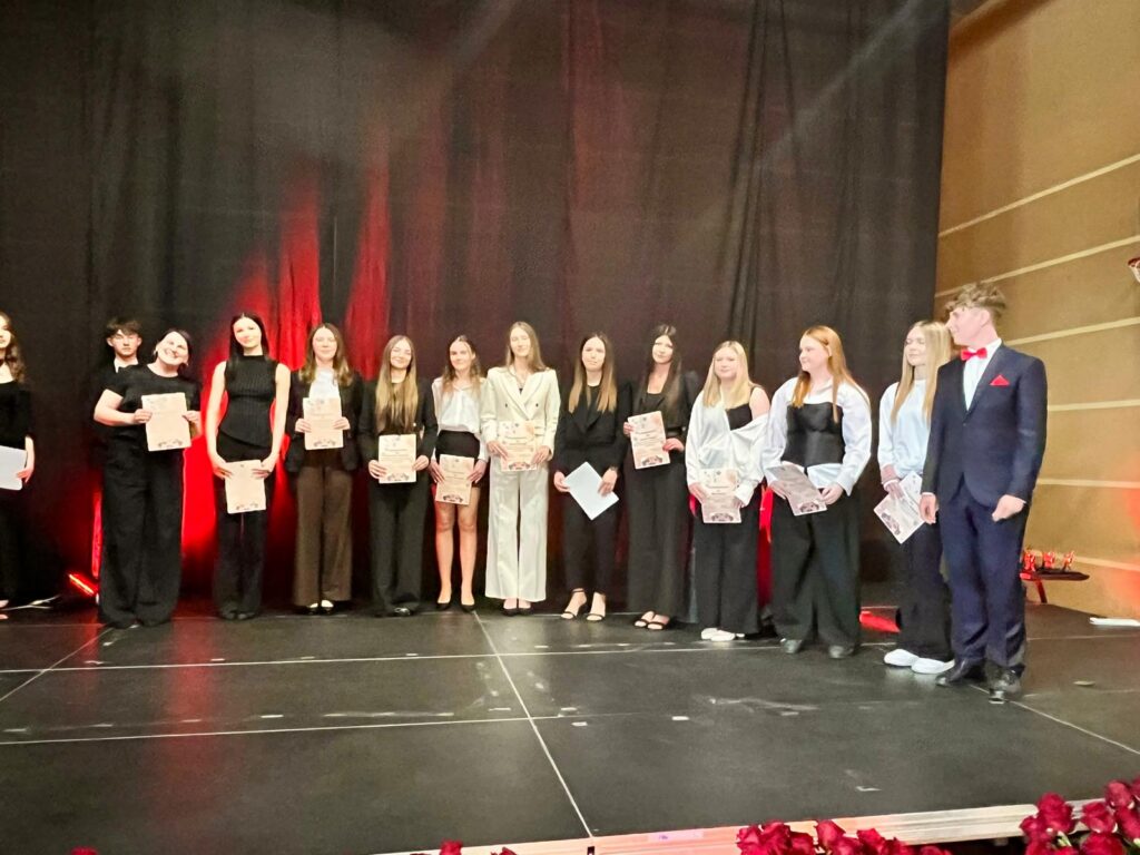 zdjęcie przedstawia grupę osób