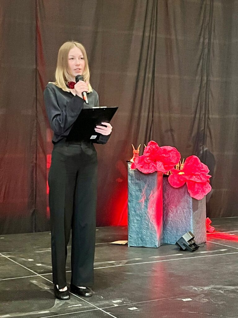 zdjęcie przedstawia grupę osób