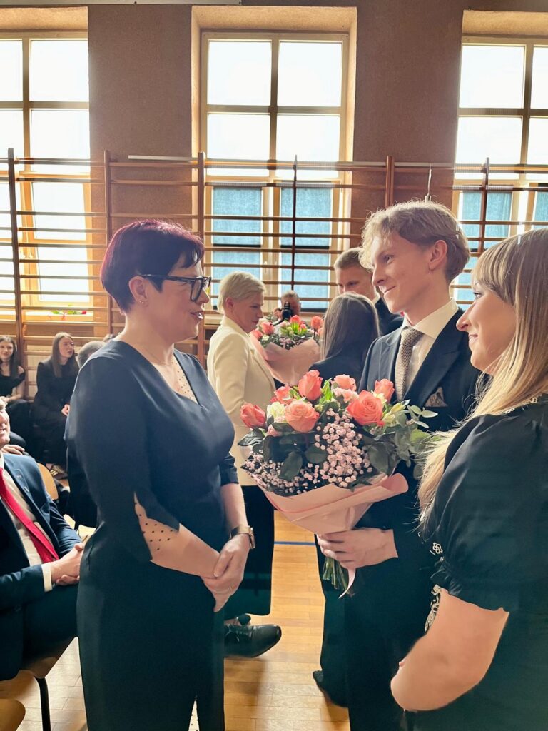 zdjęcie przedstawia grupę osób