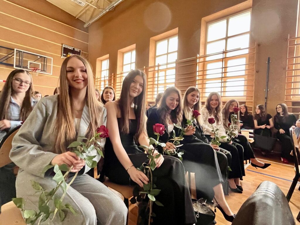 zdjęcie przedstawia grupę osób