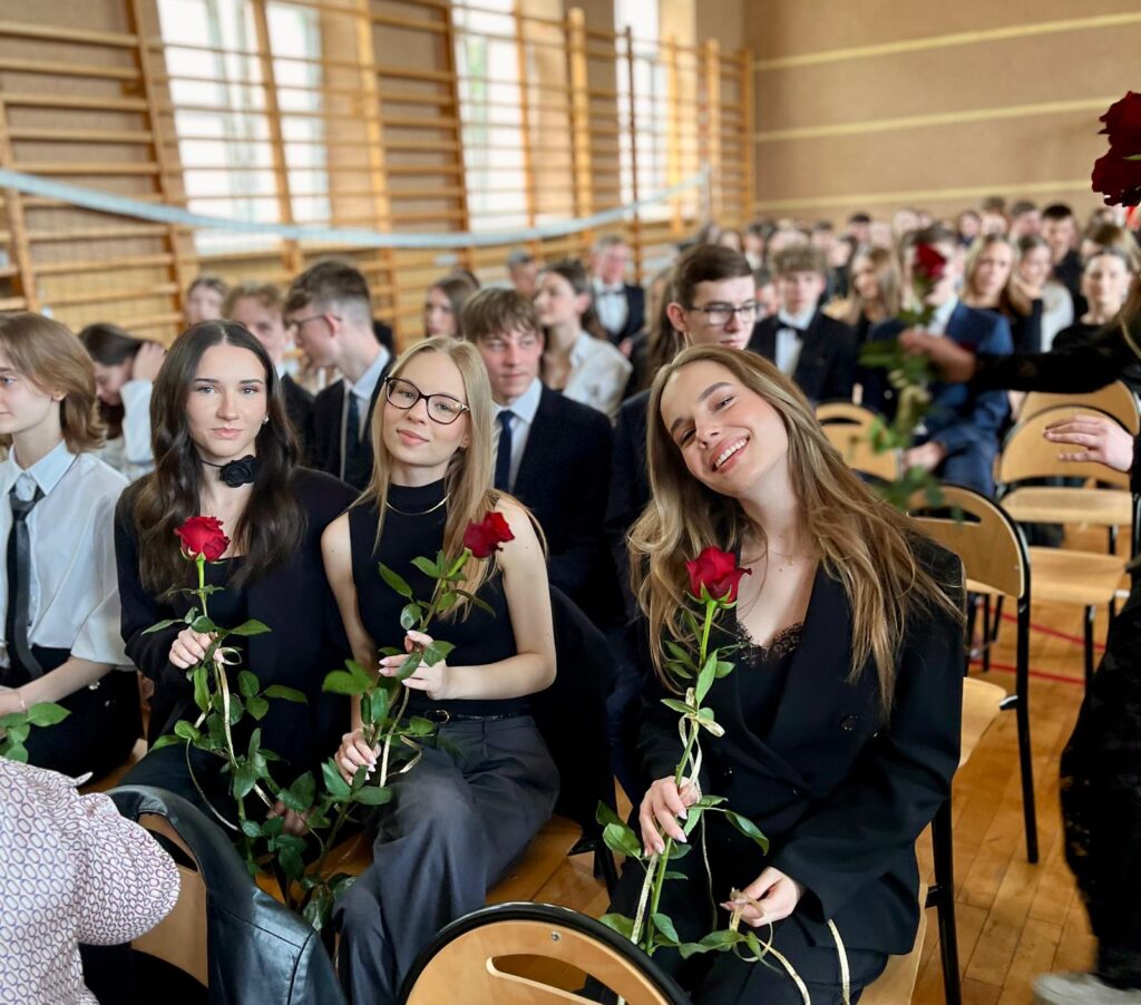 zdjęcie przedstawia grupę osób