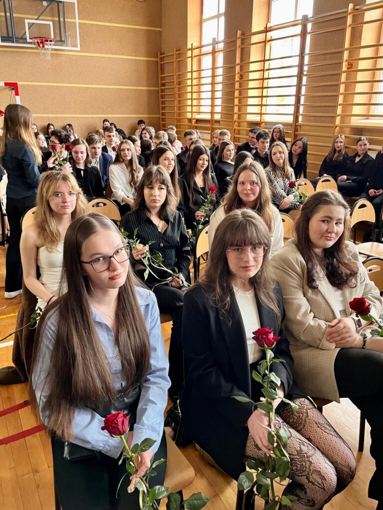 zdjęcie przedstawia grupę osób