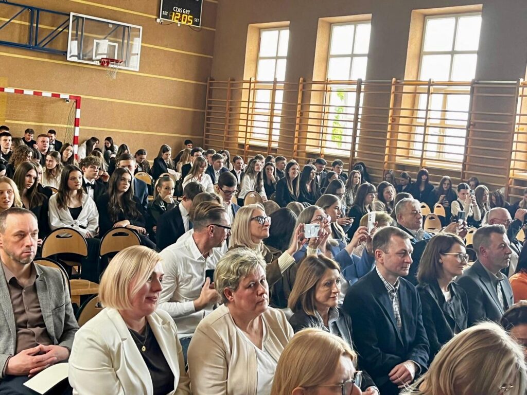 zdjęcie przedstawia grupę osób