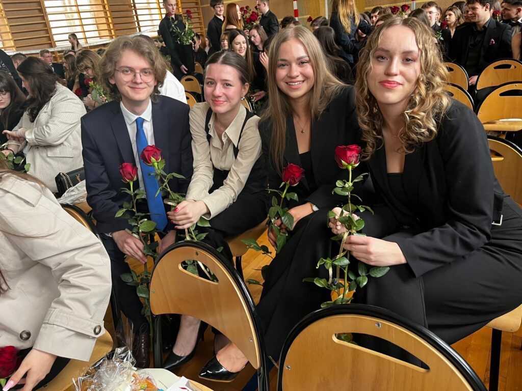 zdjęcie przedstawia grupę osób