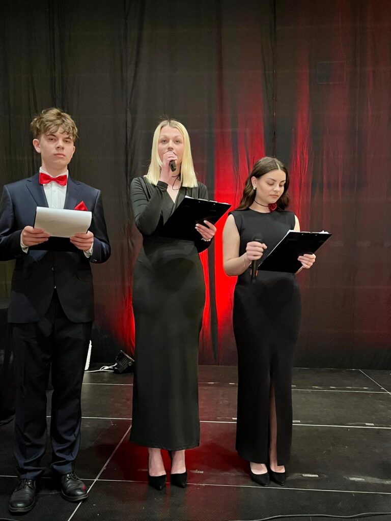 zdjęcie przedstawia grupę osób