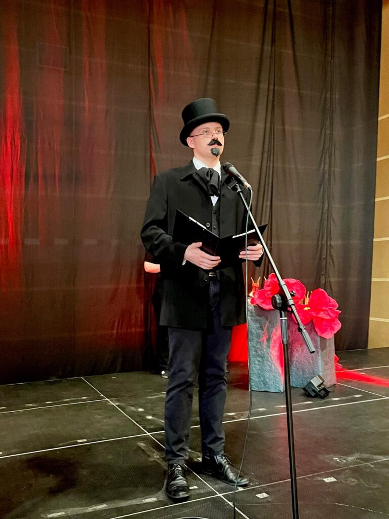 zdjęcie przedstawia grupę osób