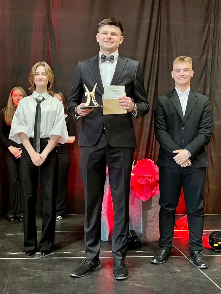 zdjęcie przedstawia grupę osób