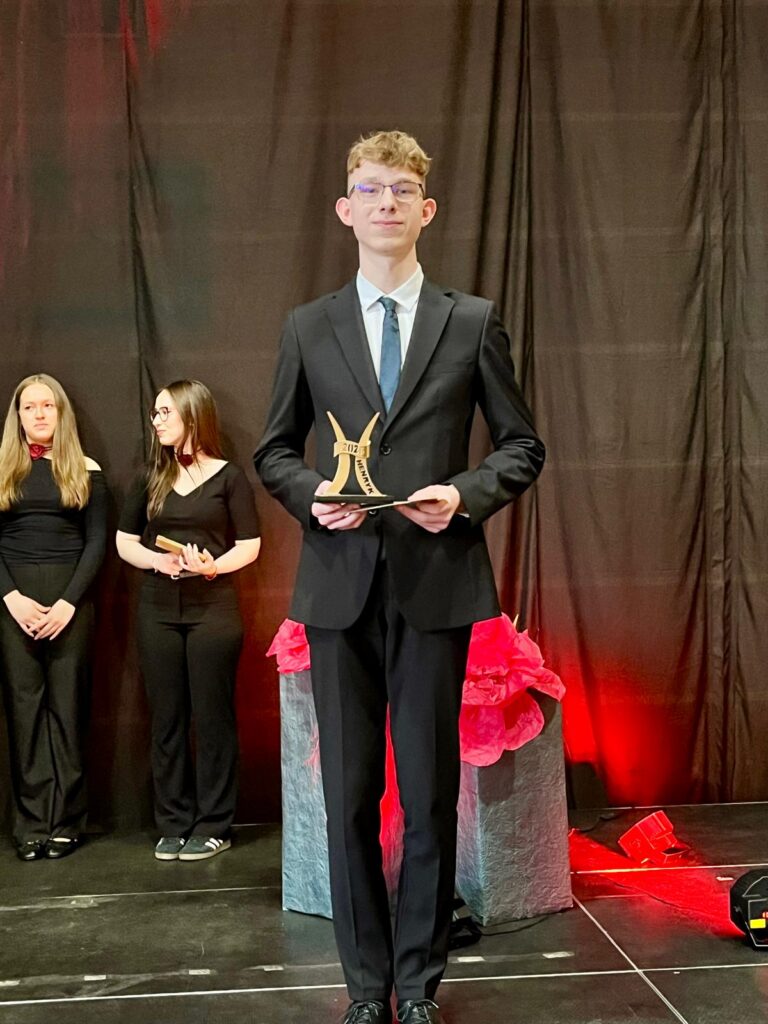 zdjęcie przedstawia grupę osób