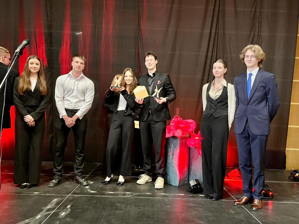 zdjęcie przedstawia grupę osób