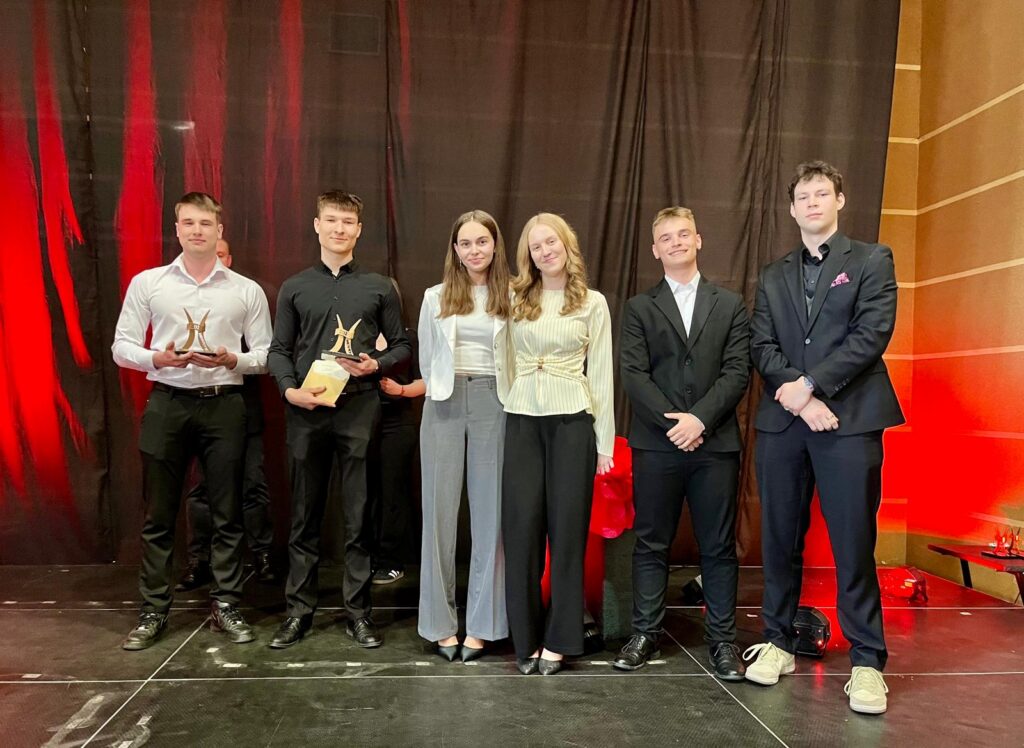 zdjęcie przedstawia grupę osób