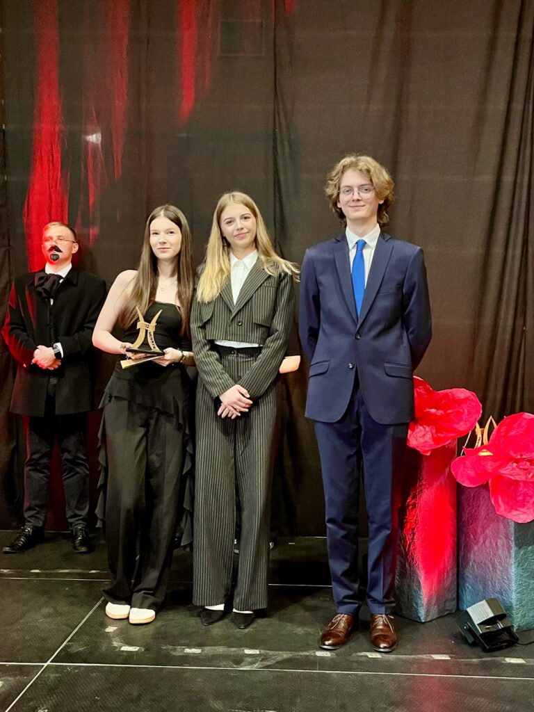 zdjęcie przedstawia grupę osób