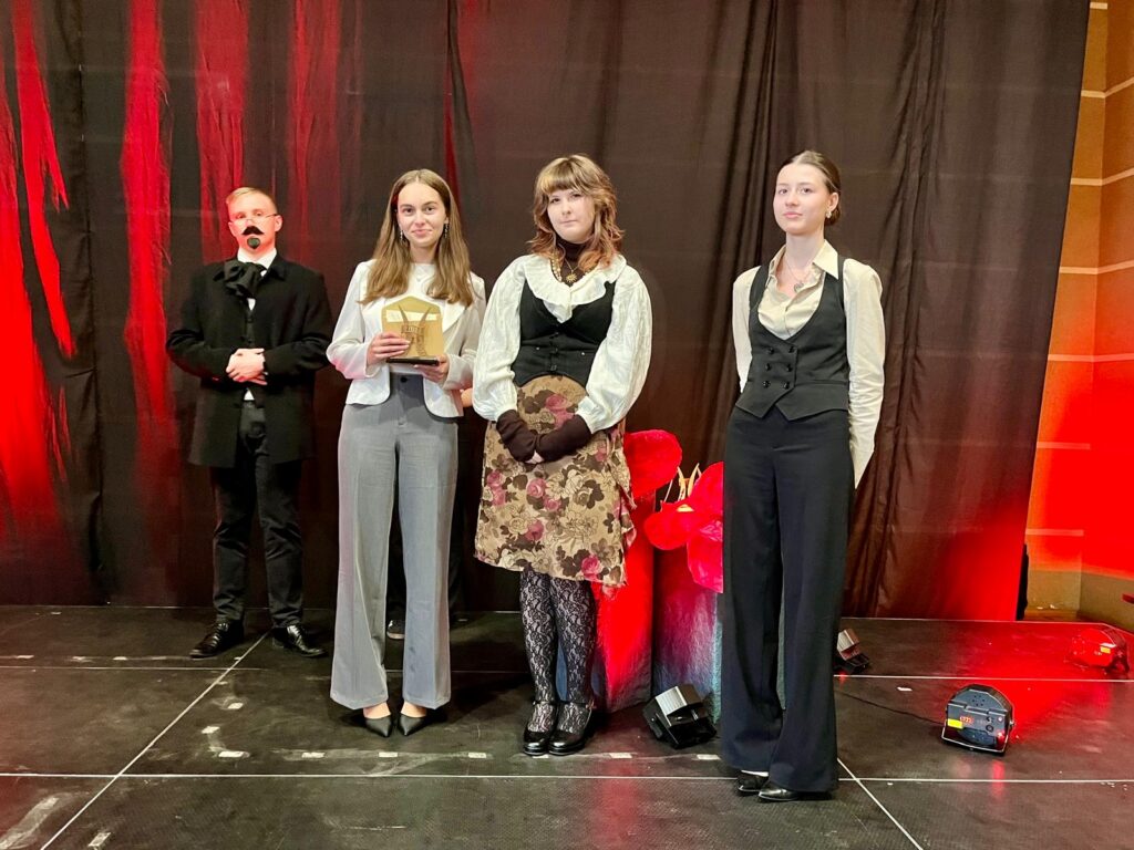 zdjęcie przedstawia grupę osób