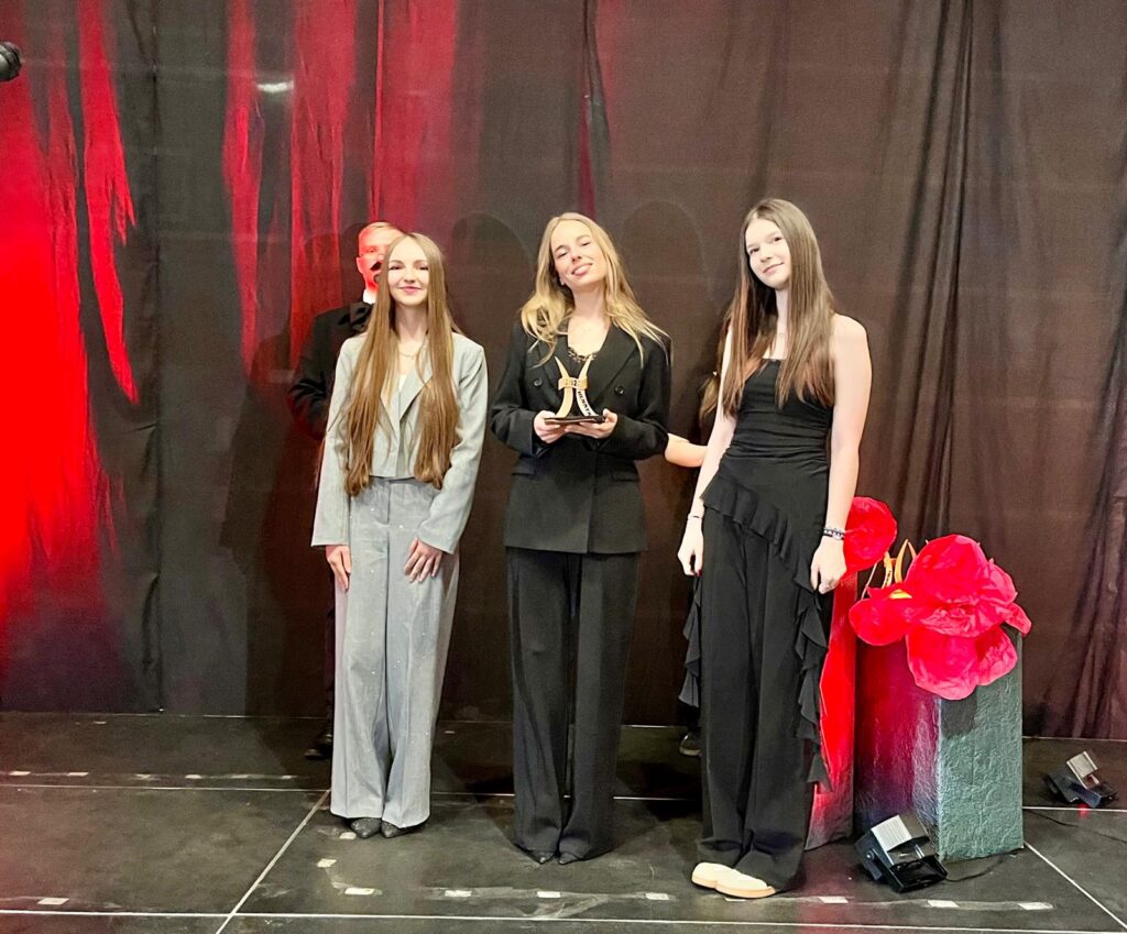 zdjęcie przedstawia grupę osób