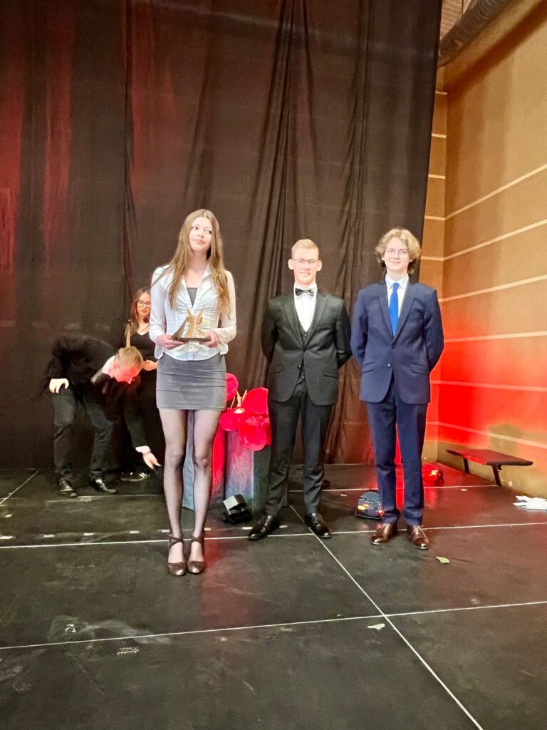 zdjęcie przedstawia grupę osób