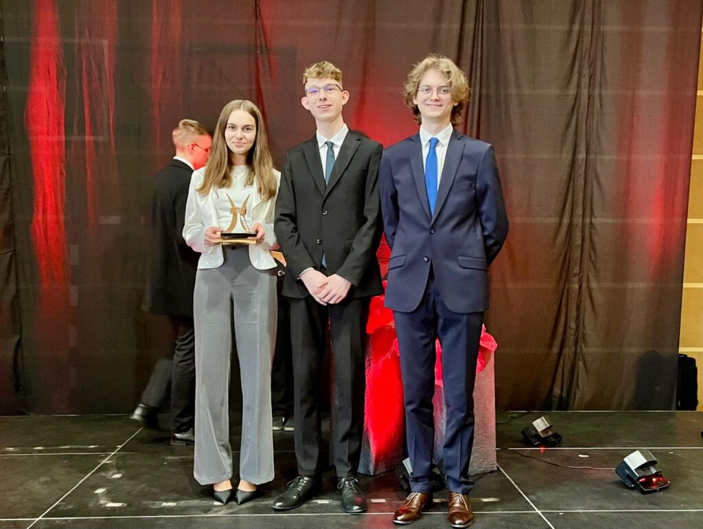 zdjęcie przedstawia grupę osób