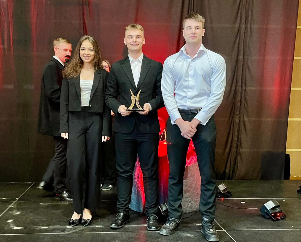 zdjęcie przedstawia grupę osób