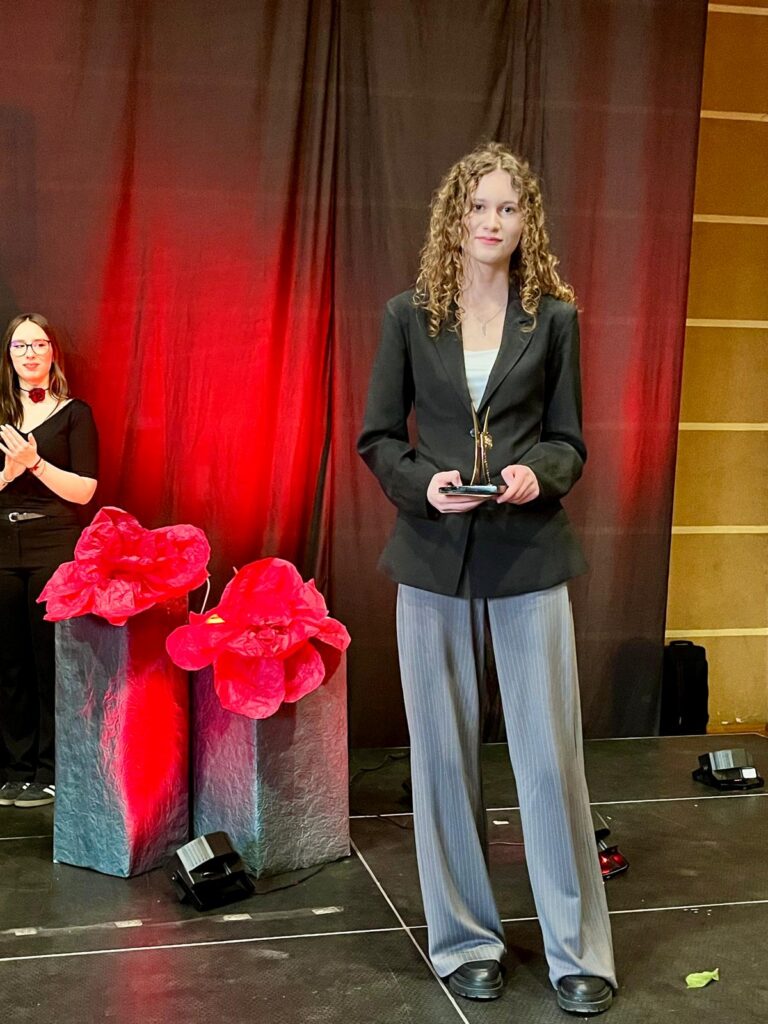 zdjęcie przedstawia grupę osób