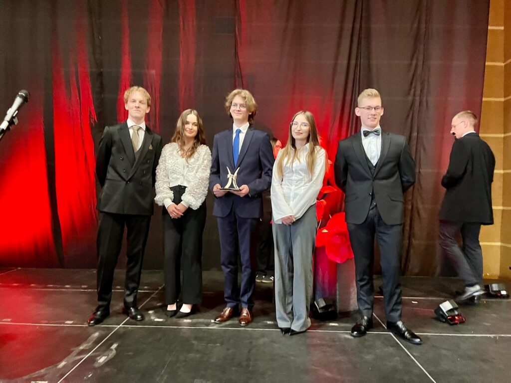 zdjęcie przedstawia grupę osób