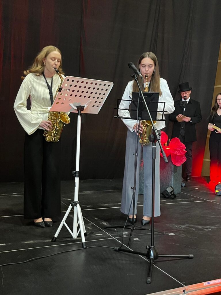 zdjęcie przedstawia grupę osób