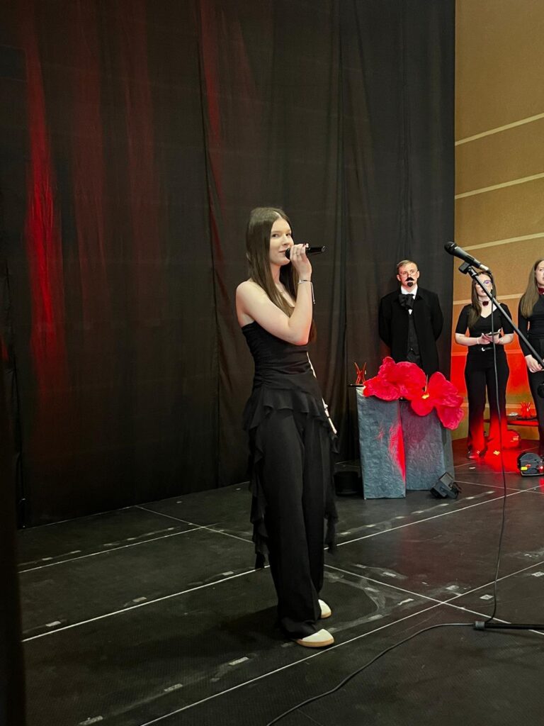 zdjęcie przedstawia grupę osób