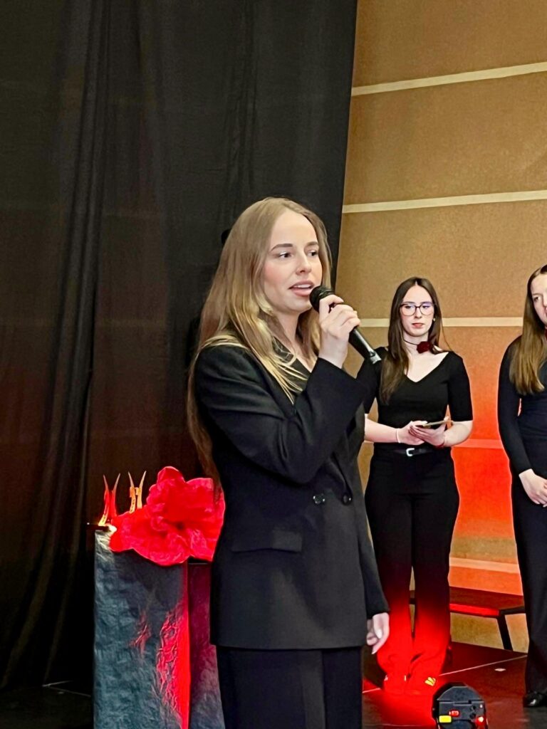 zdjęcie przedstawia grupę osób