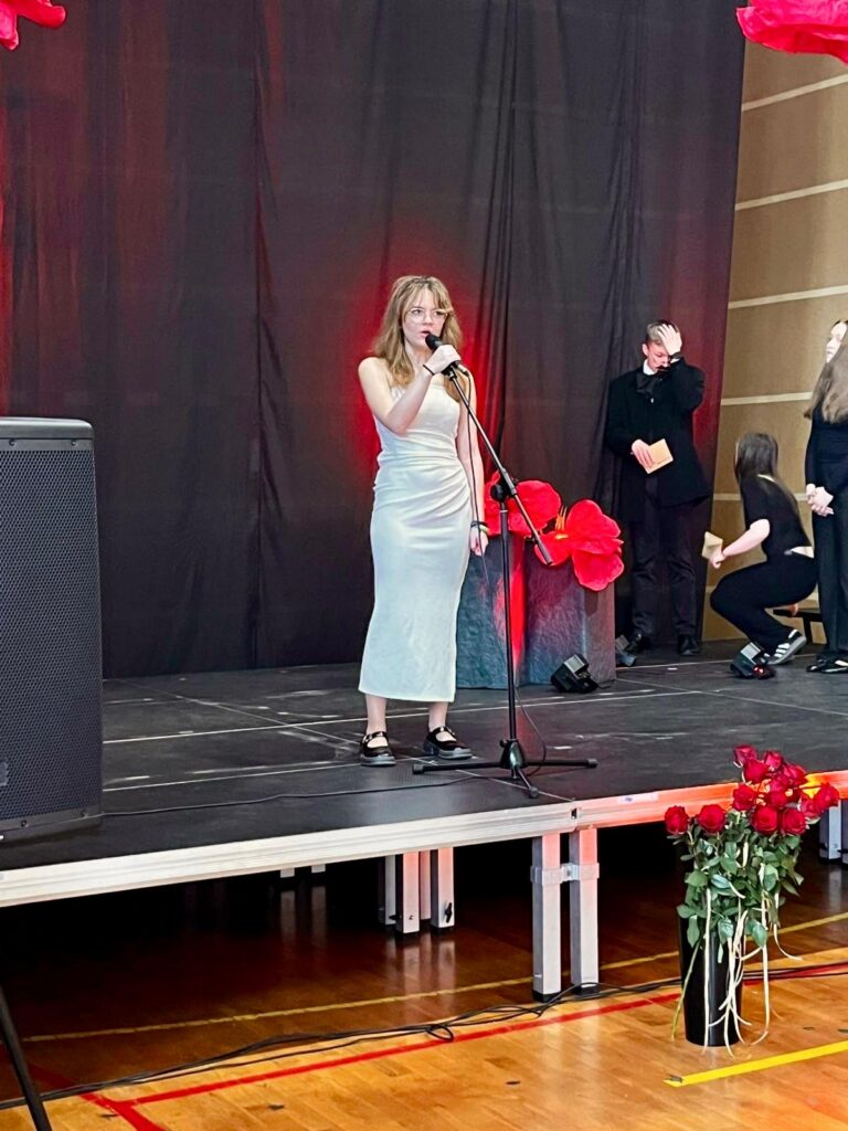 zdjęcie przedstawia grupę osób