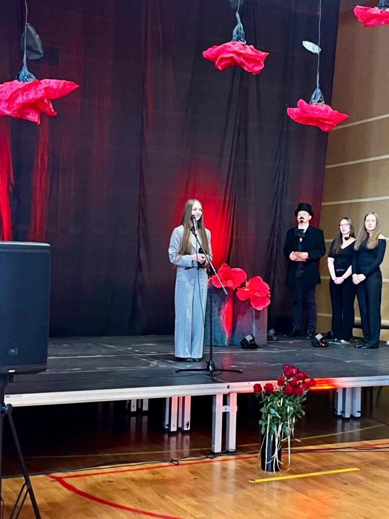 zdjęcie przedstawia grupę osób