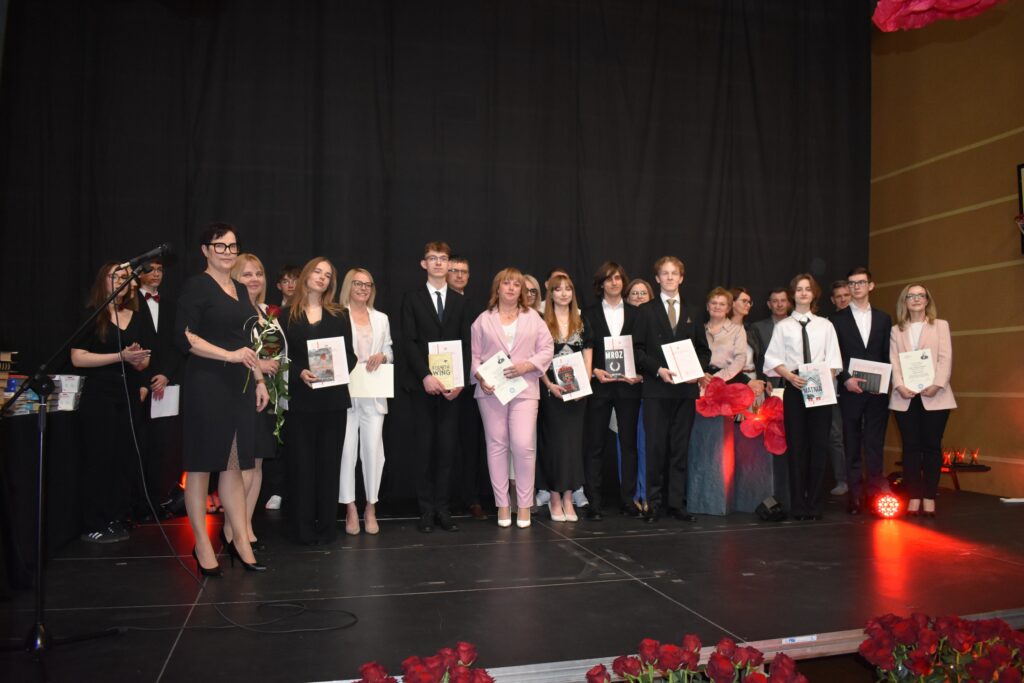 zdjęcie przedstawia grupę osób