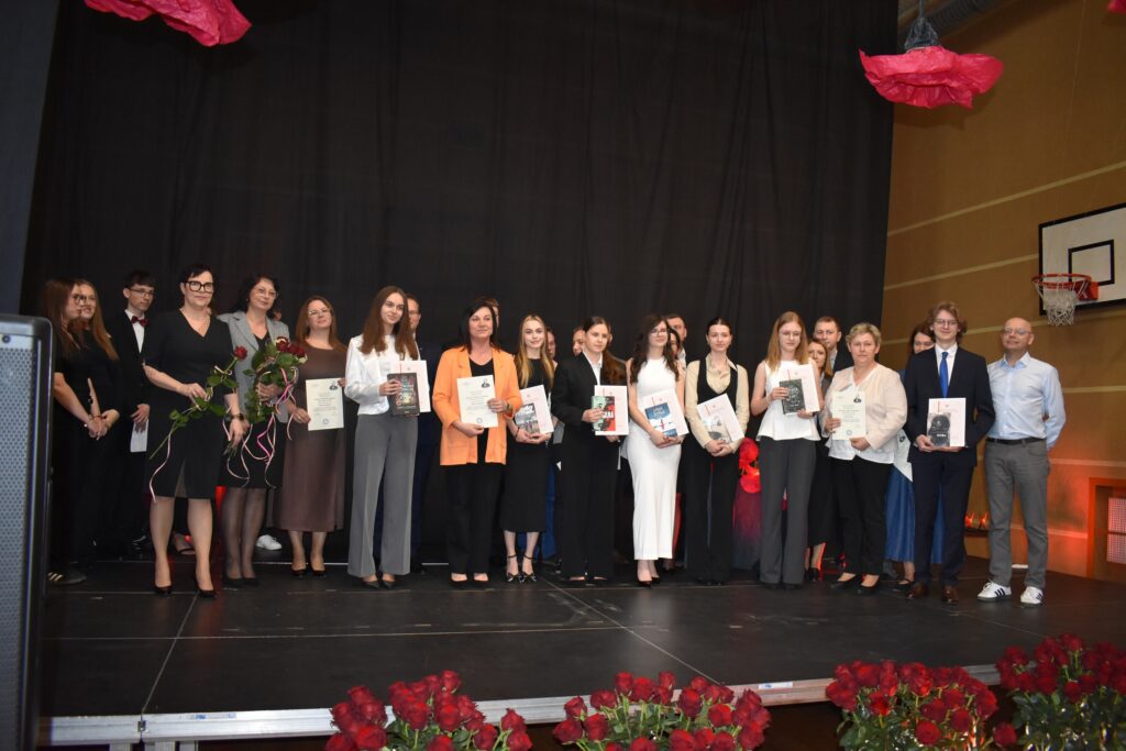 zdjęcie przedstawia grupę osób