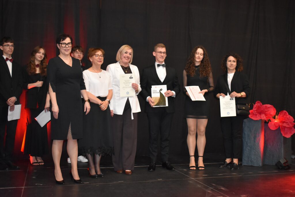 zdjęcie przedstawia grupę osób