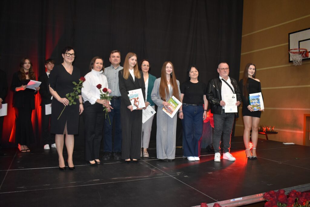 zdjęcie przedstawia grupę osób