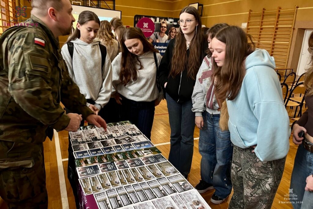 zdjęcie przedstawia grupę osób