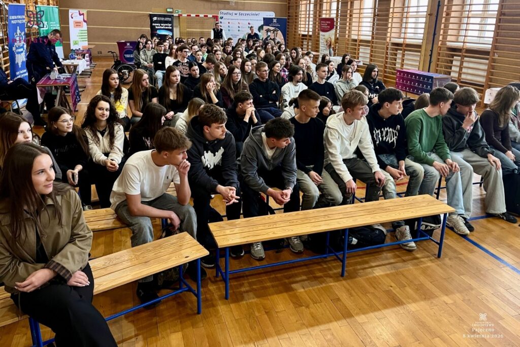 zdjęcie przedstawia grupę osób