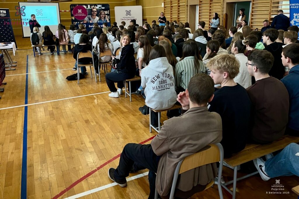 zdjęcie przedstawia grupę osób